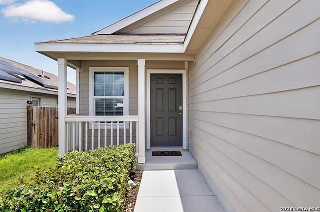 3 bed, 3.0 bath, 4399 sqft, $1,600 — Photo 2