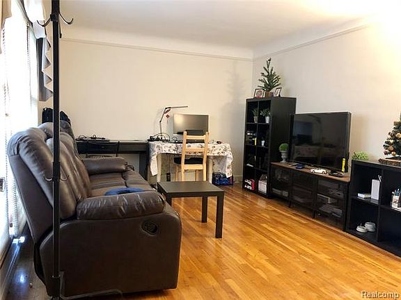 2nd image of 1701 Kingsbury Ave