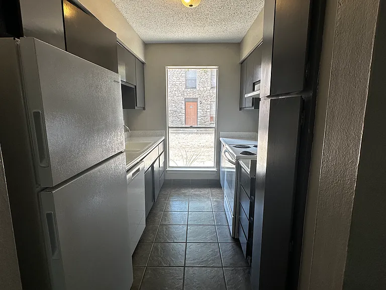 Craddock Ave — Photo 3