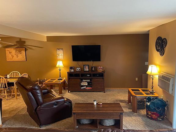 3rd image of 4042 Creekside Dr