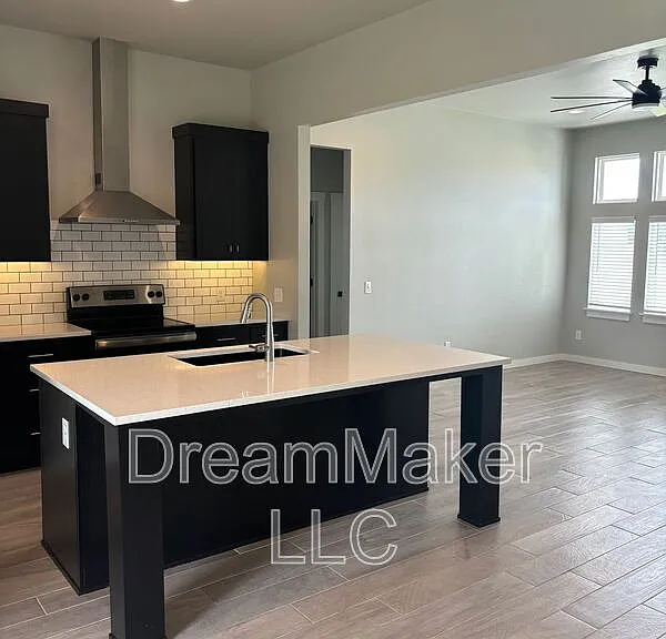 916 Flowers Dr — Photo 3
