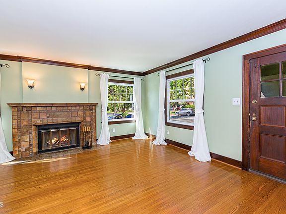 4th image of 1714 Fremont Ave