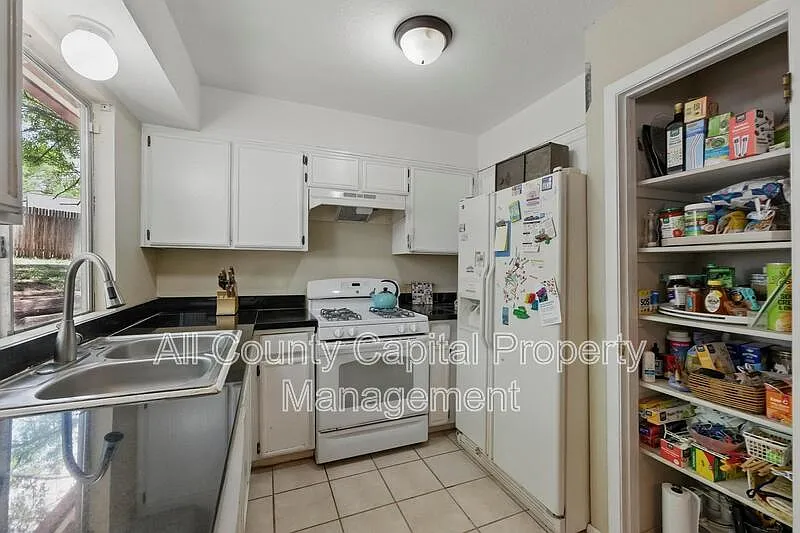 5 bed, 2.0 bath, 1623 sqft, $2,295 — Photo 3
