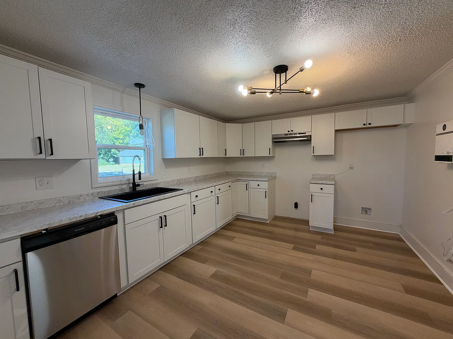 3 bed, $1,600 — Photo 2