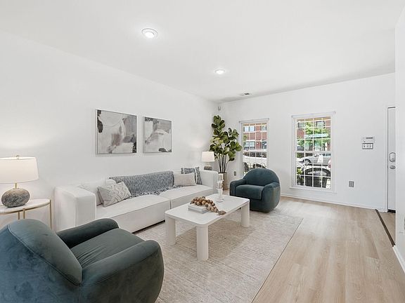 4th image of 616 Parkside Pl NE