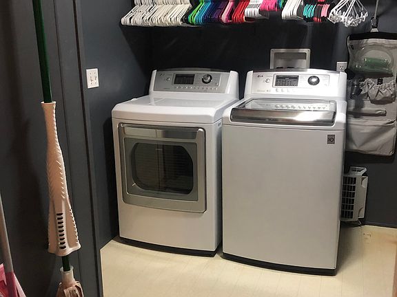 Laundry room w/patry storage