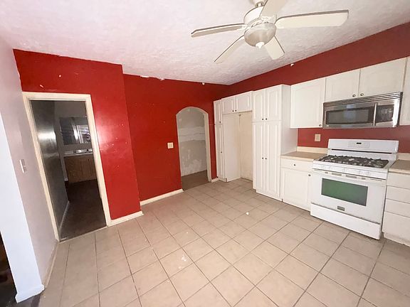 5th image of 208 W Oak St