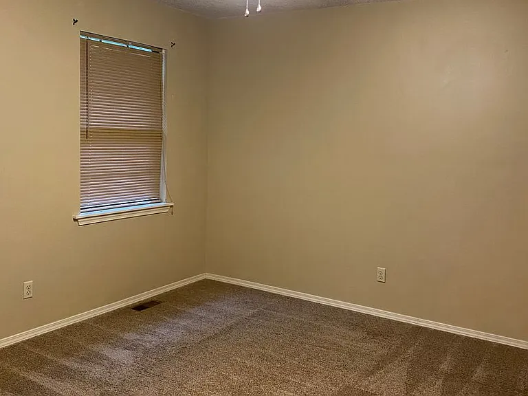 3323 N Detroit Ave — Photo 66