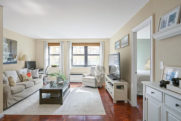 Sold by R New York | media 9
