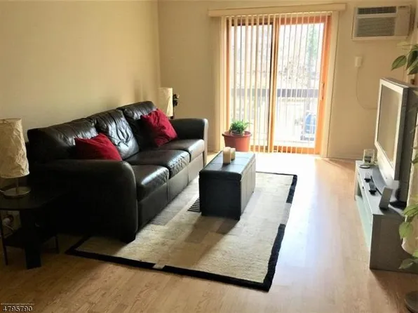 15 Mount Vernon Sq #15, Verona, NJ 07044