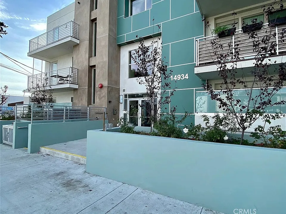 14934 Burbank Blvd #304