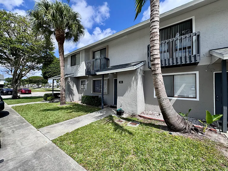 704 Riverside Dr — Photo 36