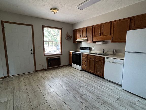 3rd image of 1530 Hawk Cir APT C