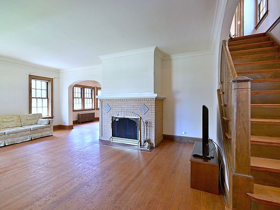 4th image of 6840 N Olcott Ave