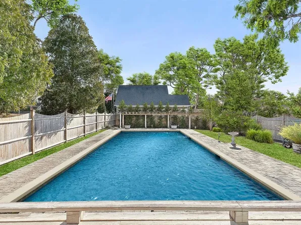 3 Crestview Dr, Remsenburg, NY 11960