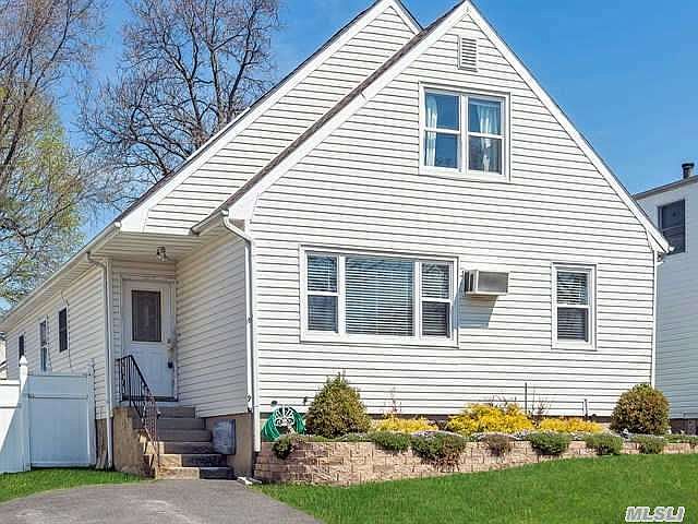 1st image of 640 6th Ave W