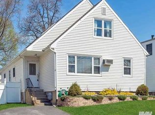 640 6th Ave W, East Northport, NY 11731