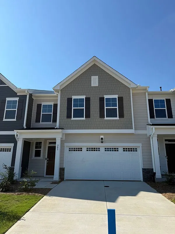 4 bed, 3.0 bath, 2321 sqft, $2,500 — Photo 2