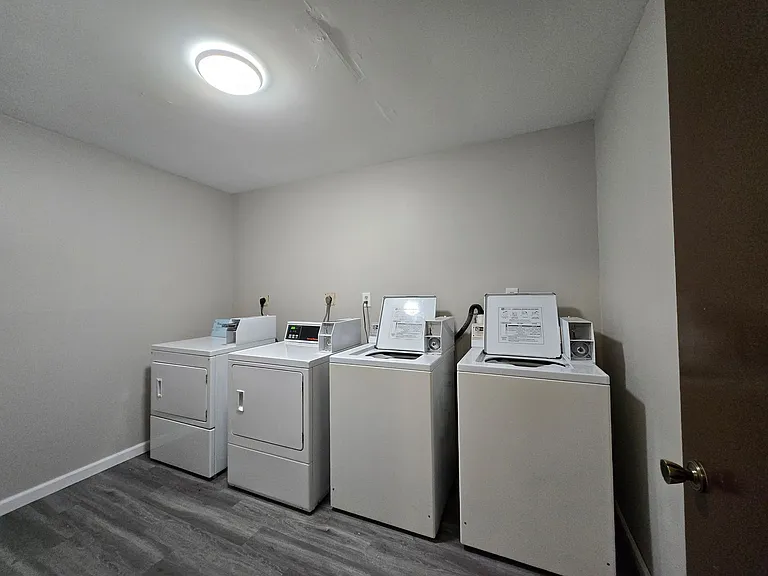 Creekwood Apartments - Farmington — Photo 22