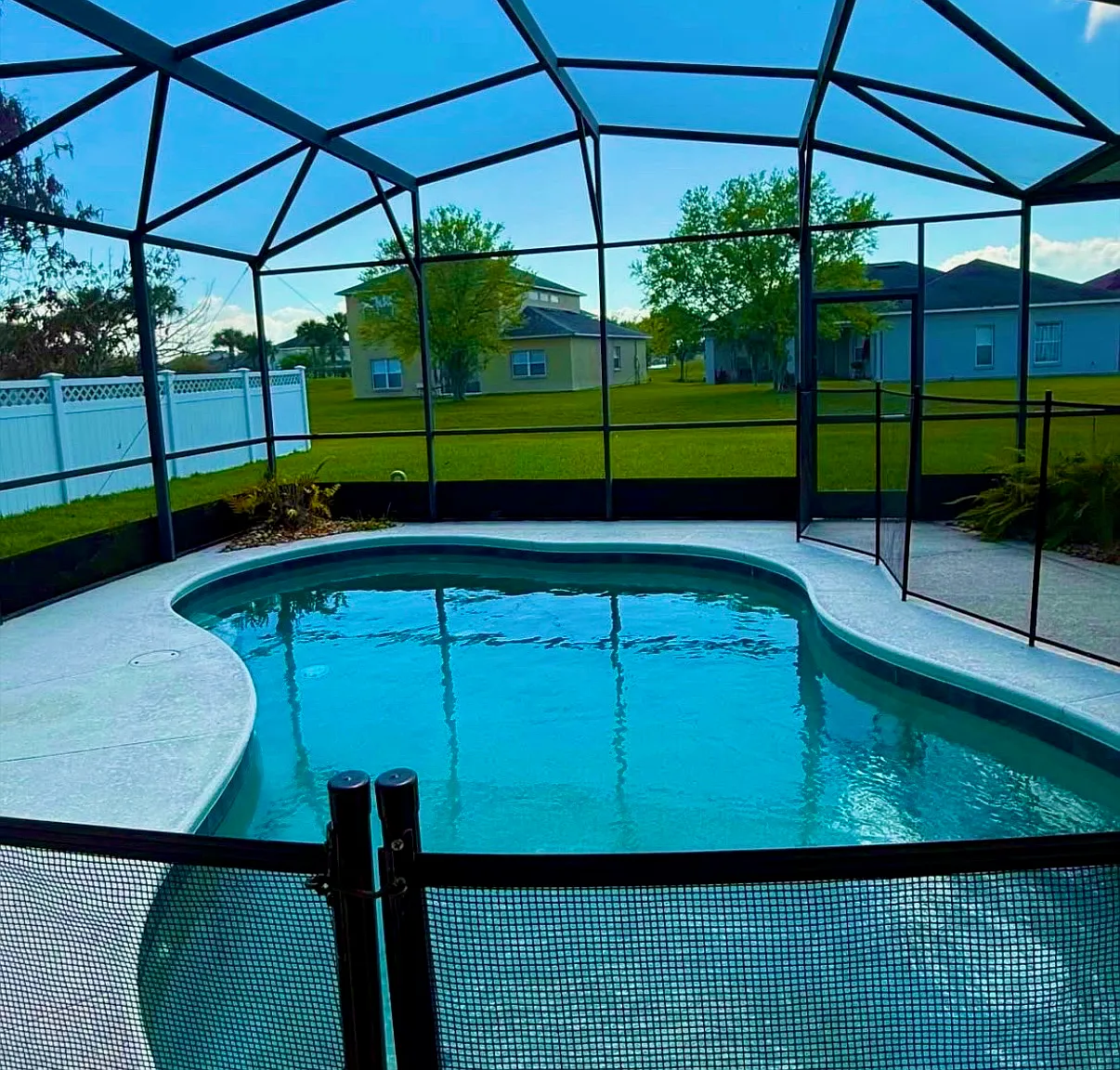 4 bed, 2400 sqft, $865 — Photo 1