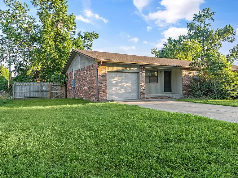 2204 Douglas St — Photo 19
