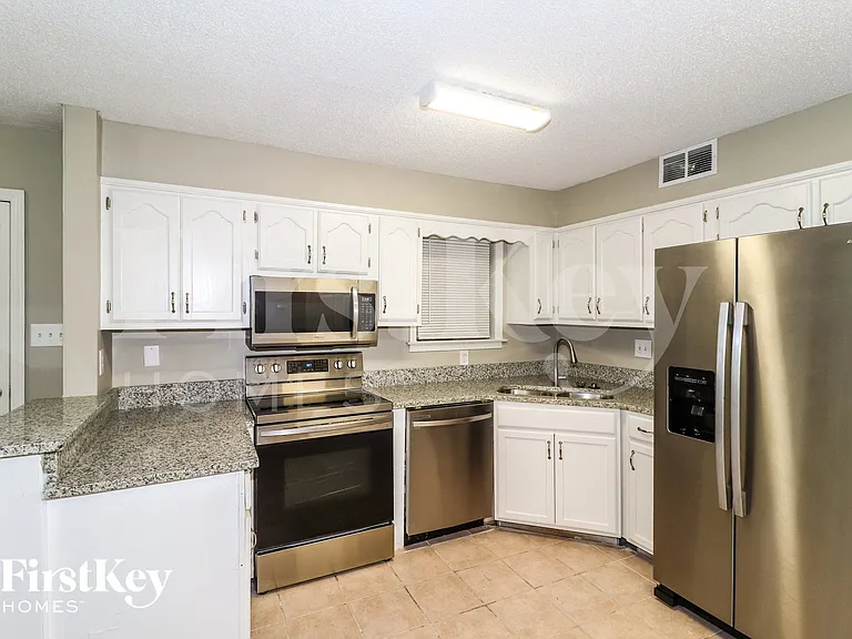 8686 Chris Suzanne Cir — Photo 6