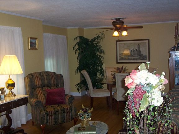 5th image of 1409 Bagley Dr