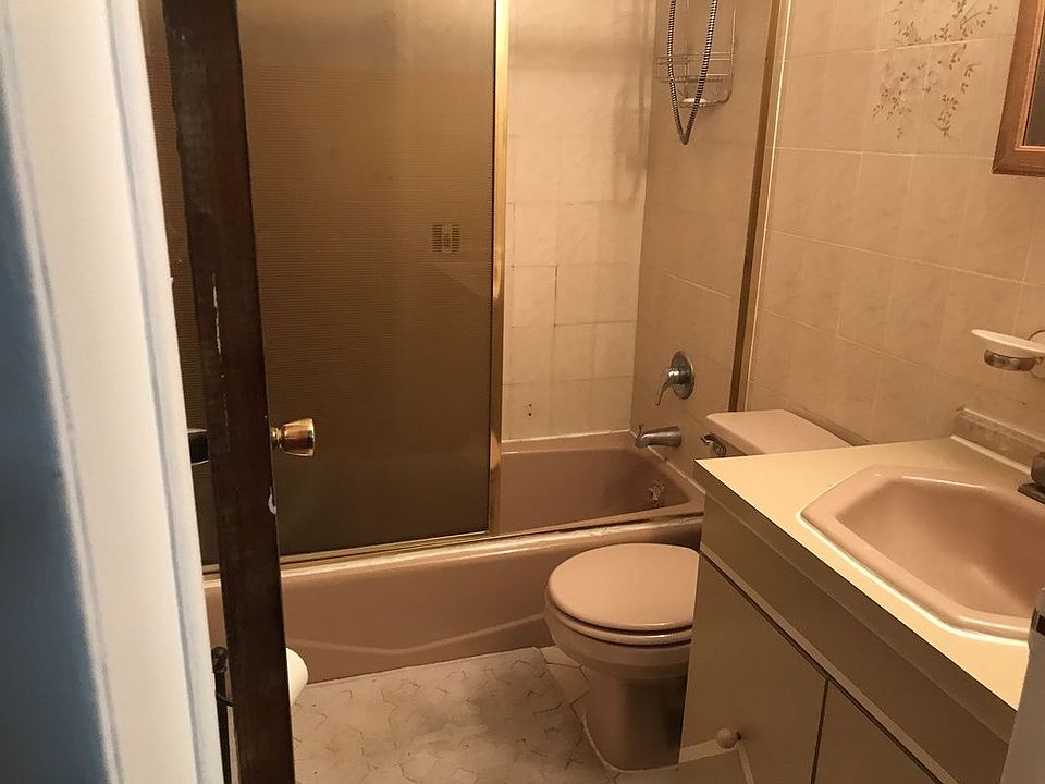 2nd image of 2735 Schurz Ave #1