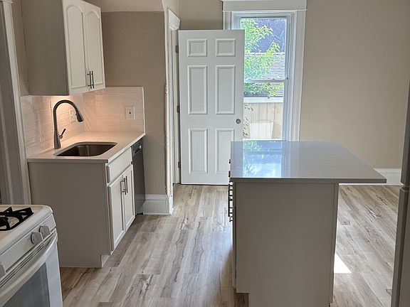 2nd image of 1113 26th Ave NE Unit 1