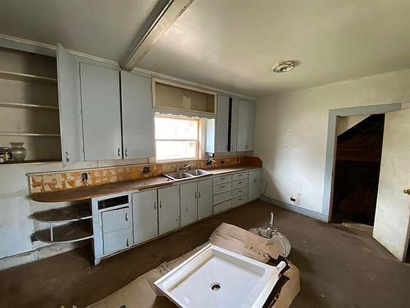 4th image of 401 Cedar St