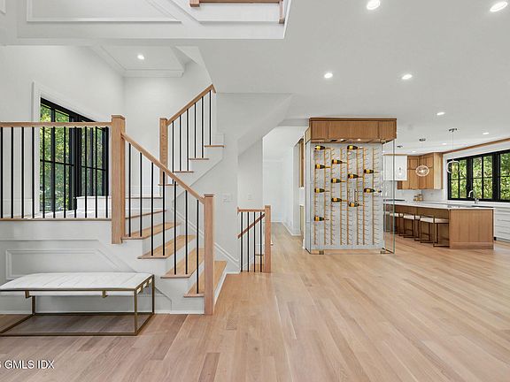 3rd image of 8 Somerset Ln