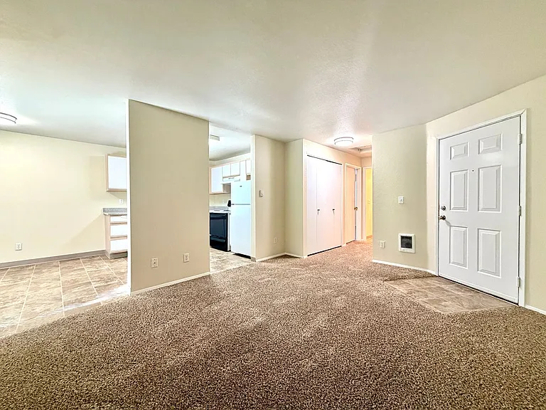 0174-06PP Lindsey Anne Apartments — Photo 4