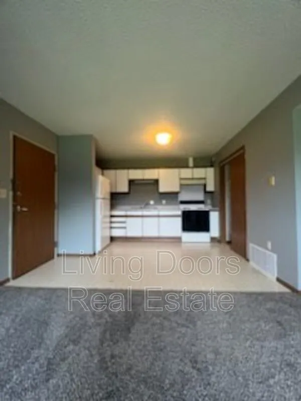 2 bed, 1.0 bath, $685 — Photo 3