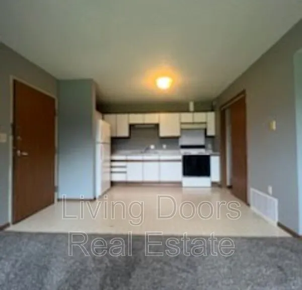 607 S Washington St #8 — Photo 3