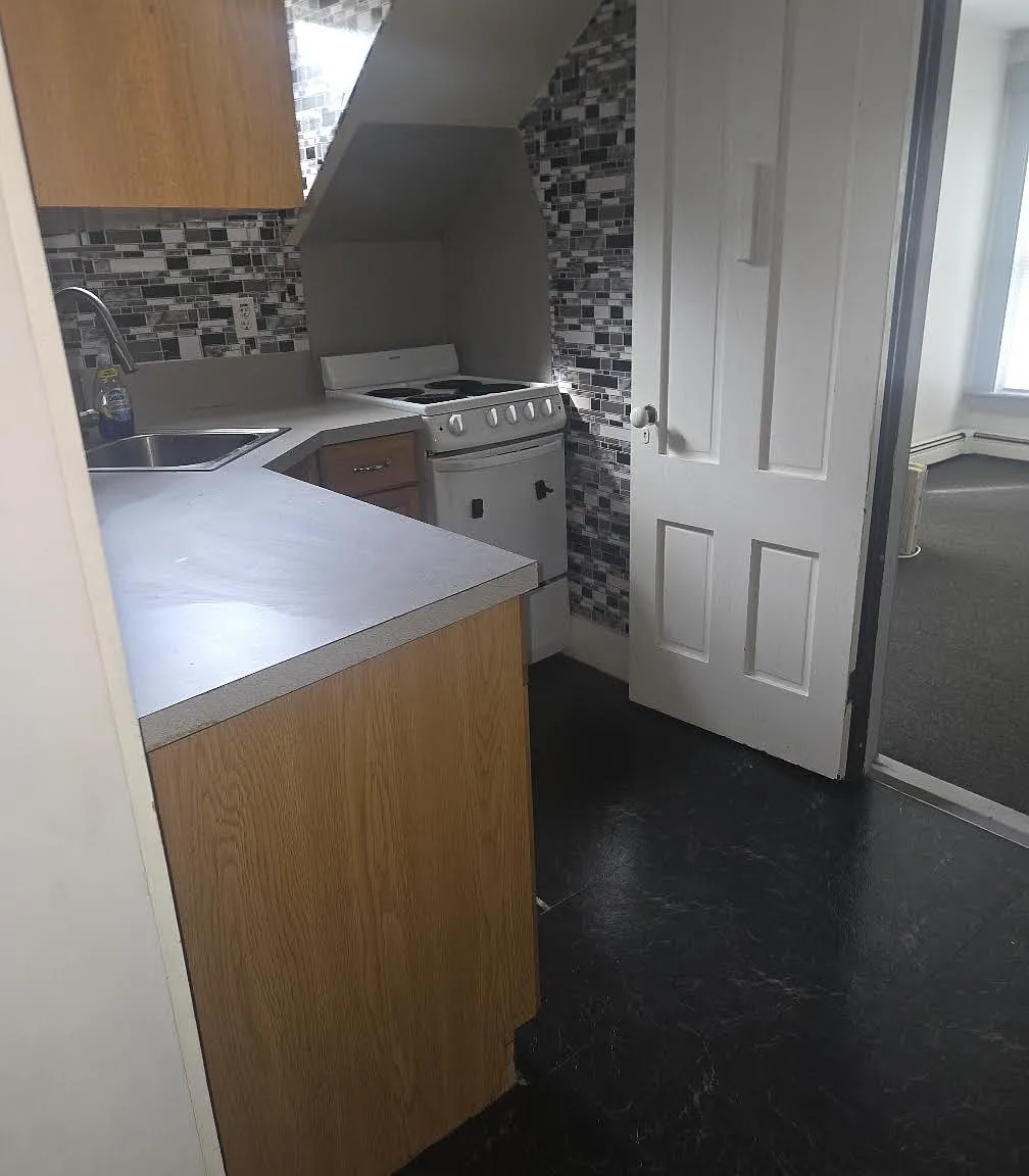 1 bed, 750 sqft, $1,300 — Photo 2