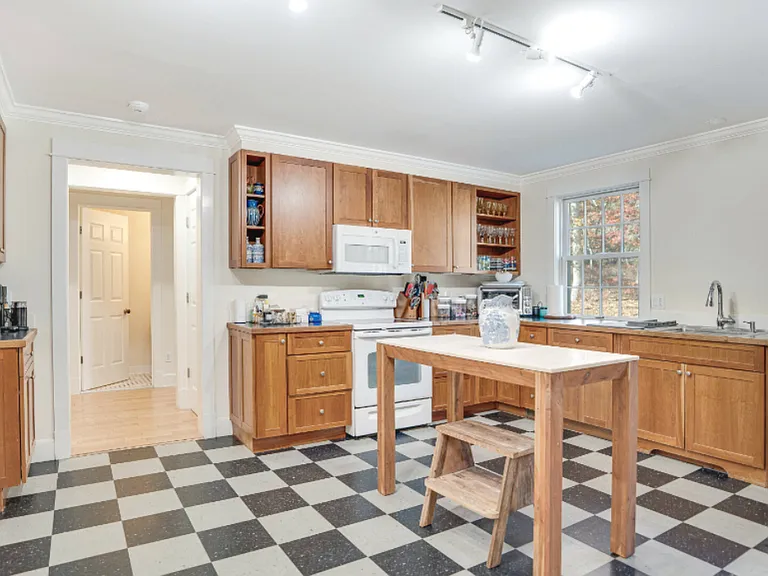 317 W Neck Rd — Photo 14