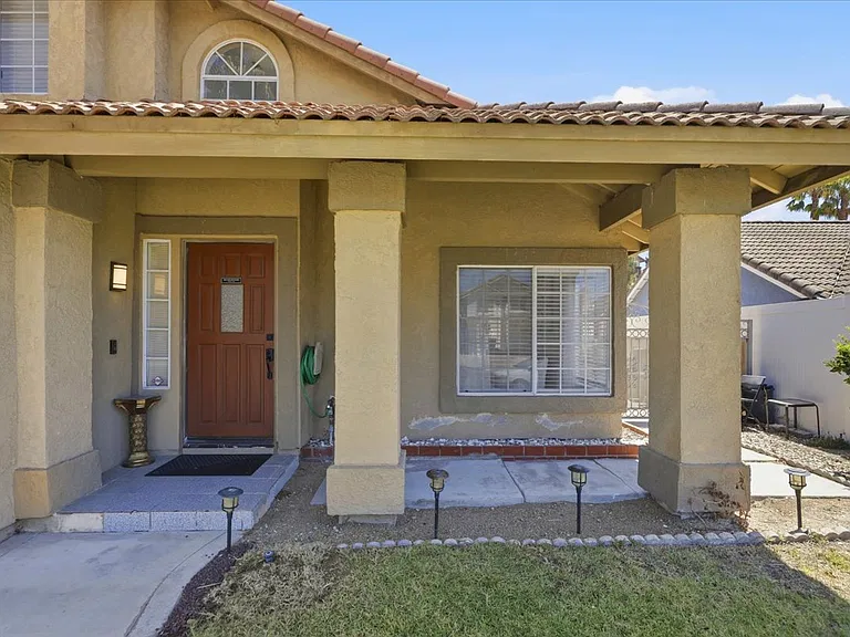 421 Yellowstone Cir — Photo 6