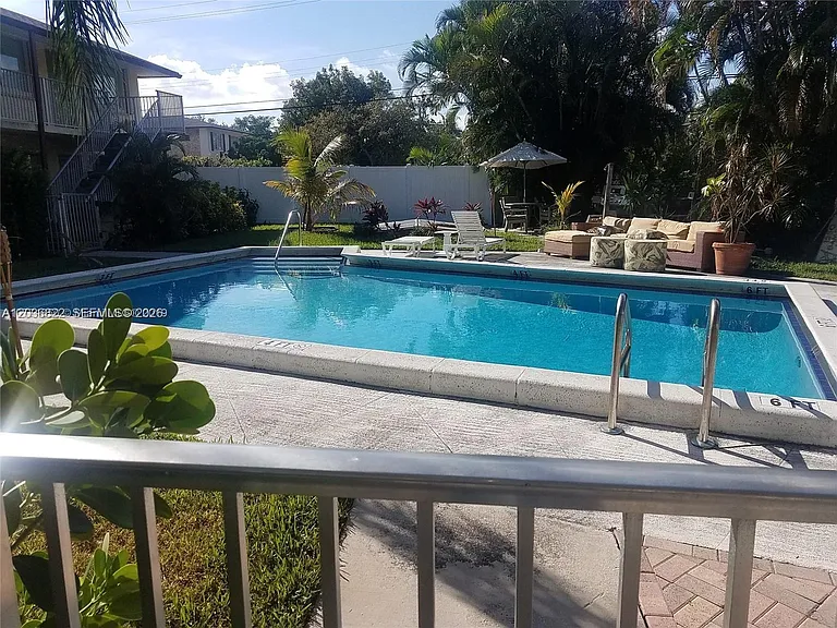 1250 Miami Rd #10 — Photo 2