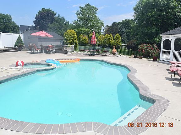 4th image of 8 Meadow Wood Ln