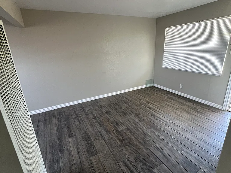 2910 Van Buren Ave #5 — Photo 2