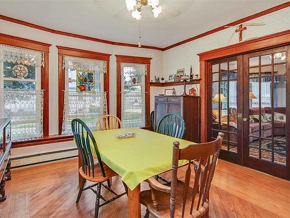 5th image of 302 N Illini St