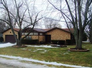 12N863 Pollitt Dr, Elgin, IL 60124