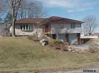 218 Ridgewood Dr, Council Bluffs, IA 51503