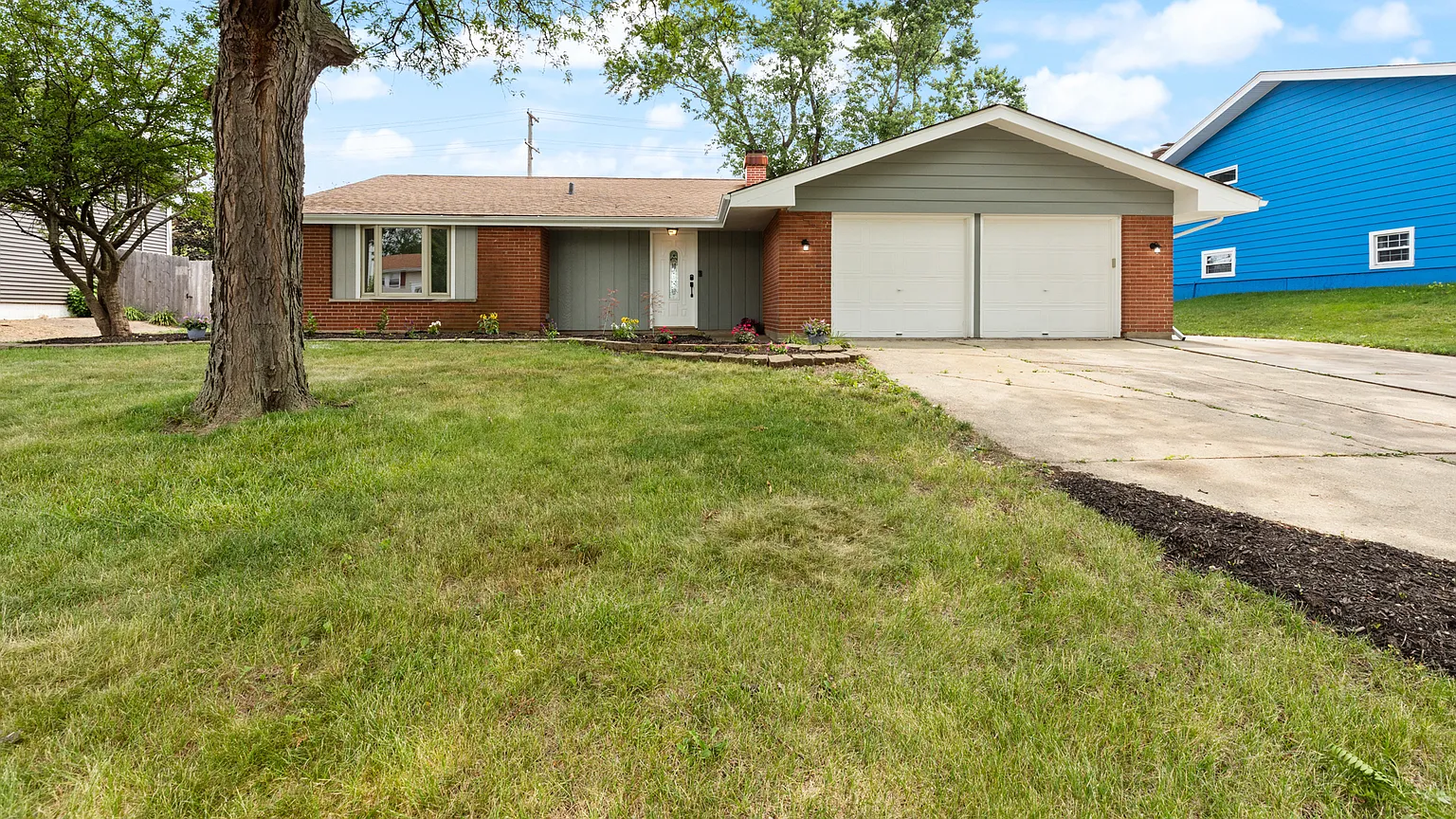 2S075 Avondale Ln photo 1