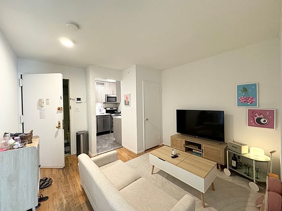 3rd image of 433 W 43rd St APT 1b