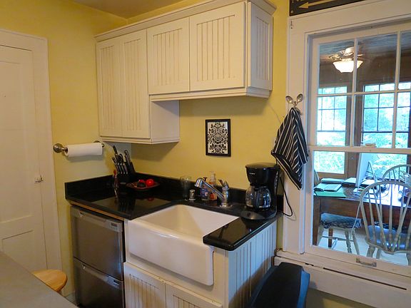 Farmhouse sink & granite counters