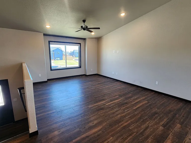 557 Mace Dr — Photo 3