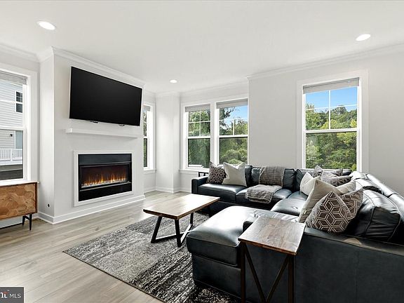 2nd image of 121 Kinross Ln