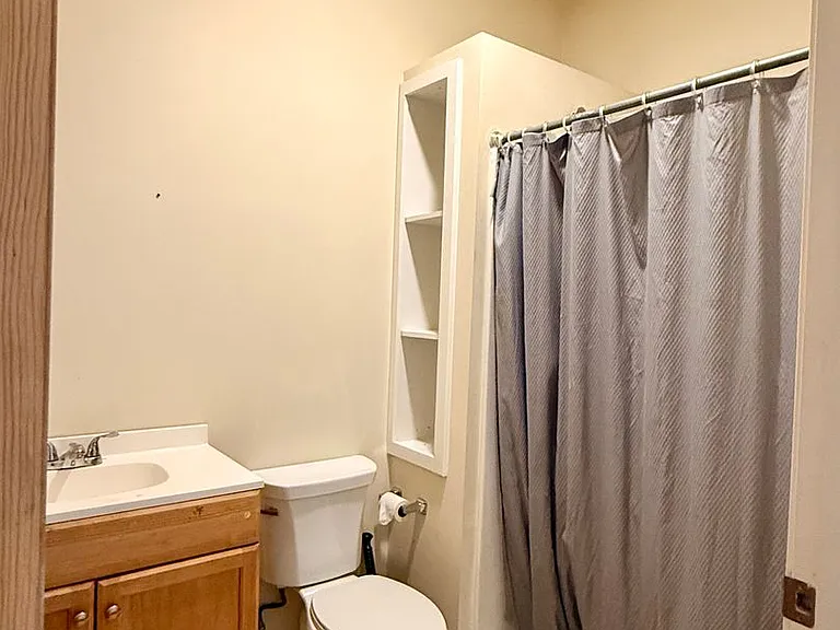 1002 N Pine St — Photo 4