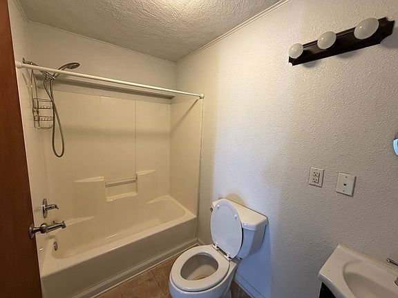 4th image of 104 E 13th St